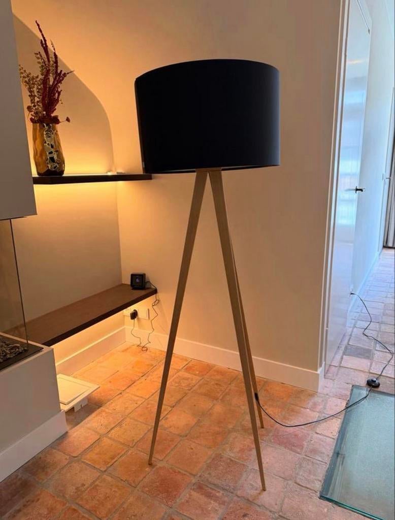 Zuiver vloerlamp met houten driepoot en zwarte kap, Huis en Inrichting, Lampen | Vloerlampen, Ophalen of Verzenden, Gebruikt, Hout