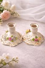 Set van 2 Porseleinen Kandelaars met Bloemdecoratie, Antiek en Kunst, Ophalen of Verzenden, Keramiek of Aardewerk