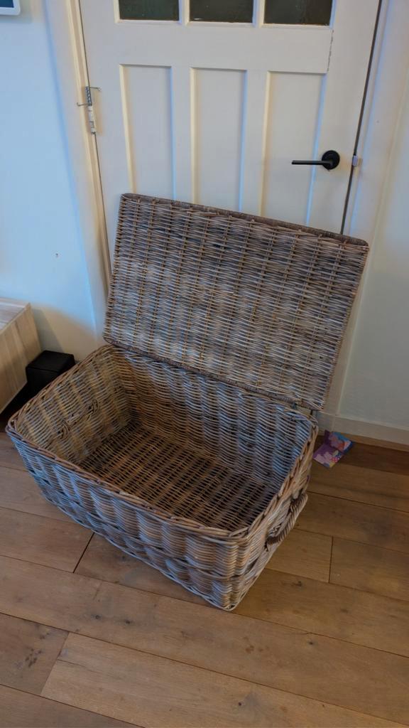 Grote rieten mand met deksel, Huis en Inrichting, Woonaccessoires | Schalen en Manden, Gebruikt, Mand, Rechthoekig, Riet, Ophalen