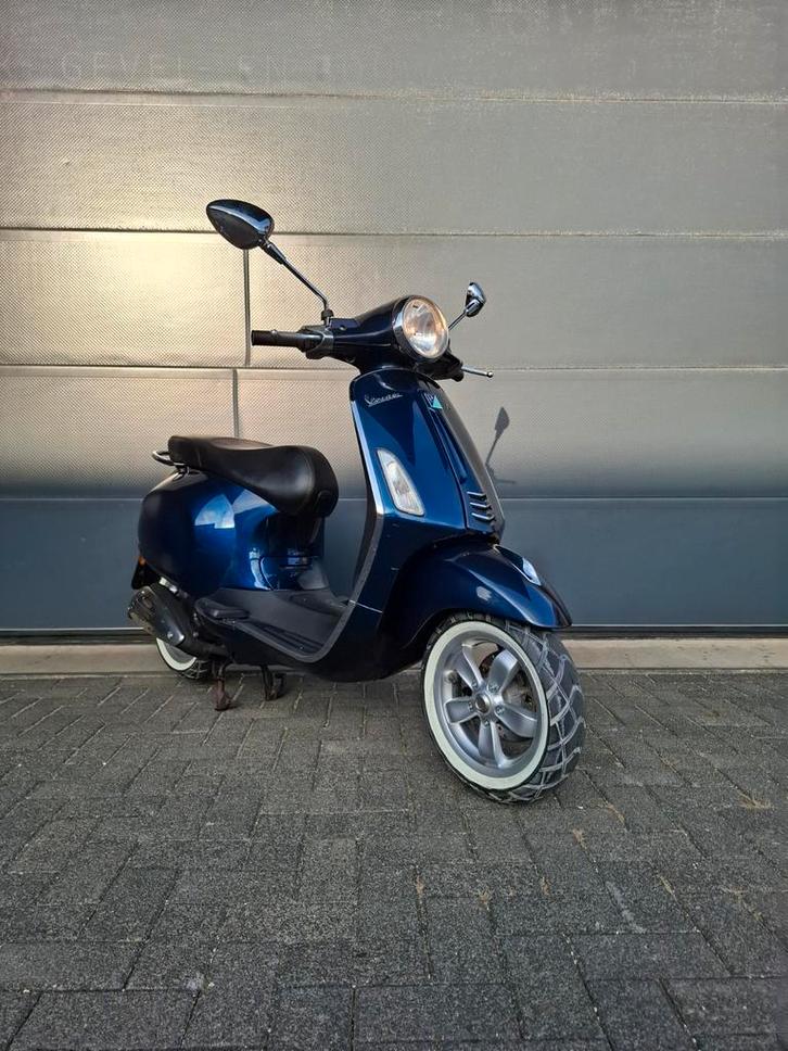 Leuke vespa primavera 4takt 2v!!, Fietsen en Brommers, Snorfietsen en Snorscooters, Zo goed als nieuw, Vespa, Benzine, Ophalen