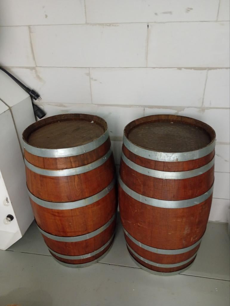 Twee decoratieve houten wijnvaten, Ophalen of Verzenden