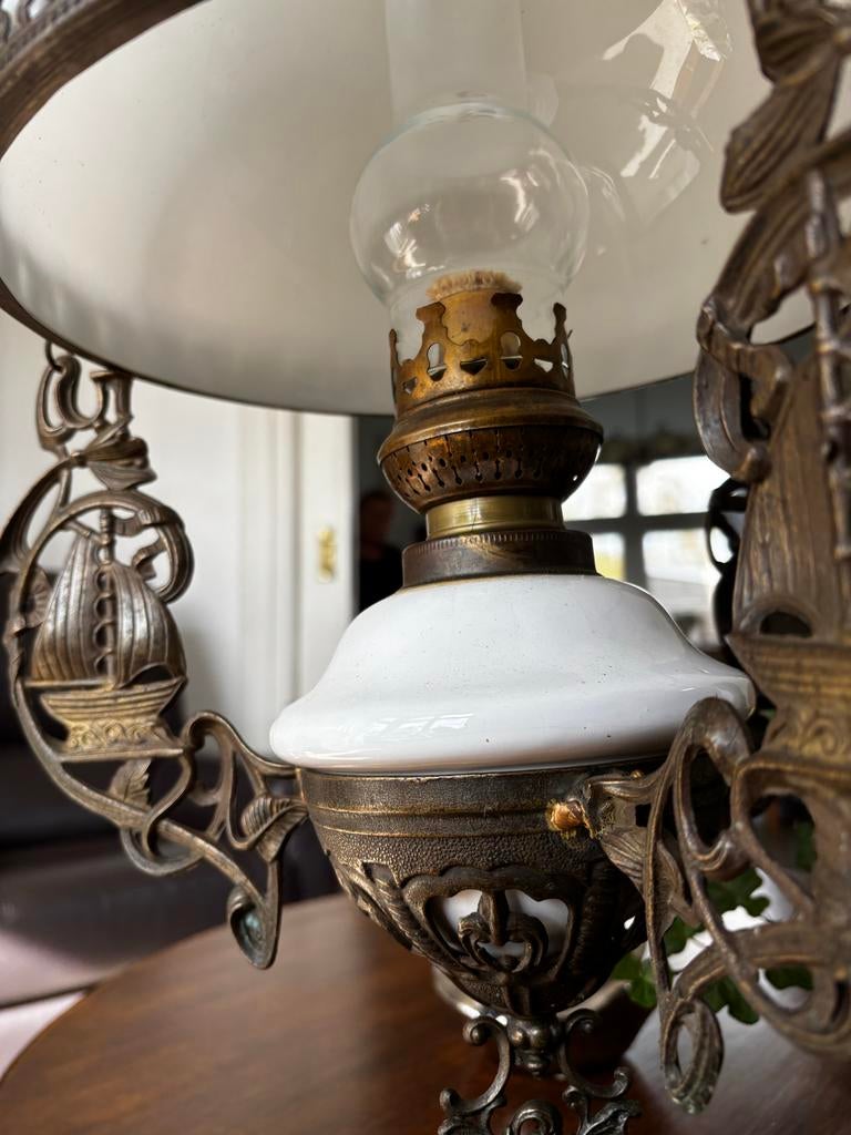 Antieke koperen olielamp met melkglas en zeilboot decoratie, Ophalen