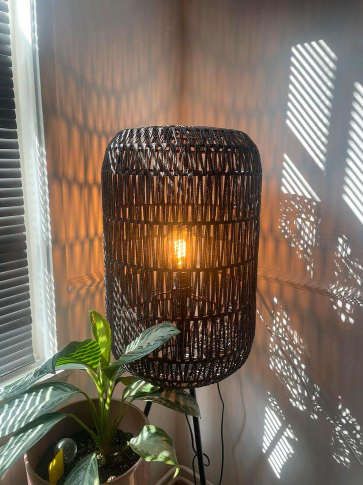 Zwarte vloerlamp met sfeervol licht, Huis en Inrichting, Lampen | Vloerlampen, Zo goed als nieuw, 100 tot 150 cm, Metaal, Overige materialen