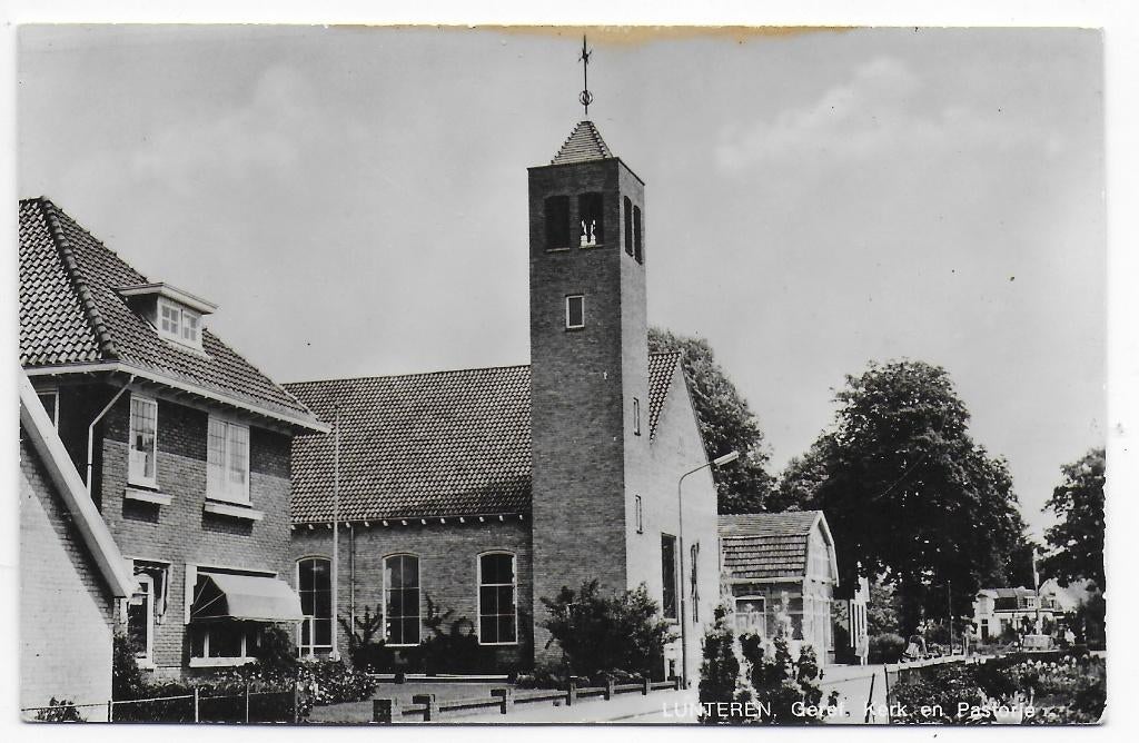 Lunteren Kerk en Pastorie gelopen Ansichtkaart ( B7302 ), Ophalen of Verzenden, 1960 tot 1980, Gelopen, Gelderland