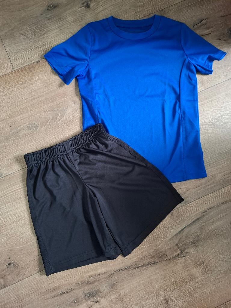 Korte sportkleding maat 122/128, Jongen of Meisje, Sport- of Zwemkleding, Ophalen of Verzenden, Zo goed als nieuw