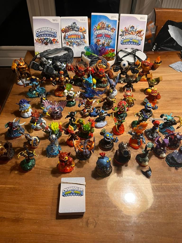 Skylanders collectie: rond de 45 figuren en 4 spellen (Wii), Gebruikt, 2 spelers, Eén computer, Vanaf 7 jaar