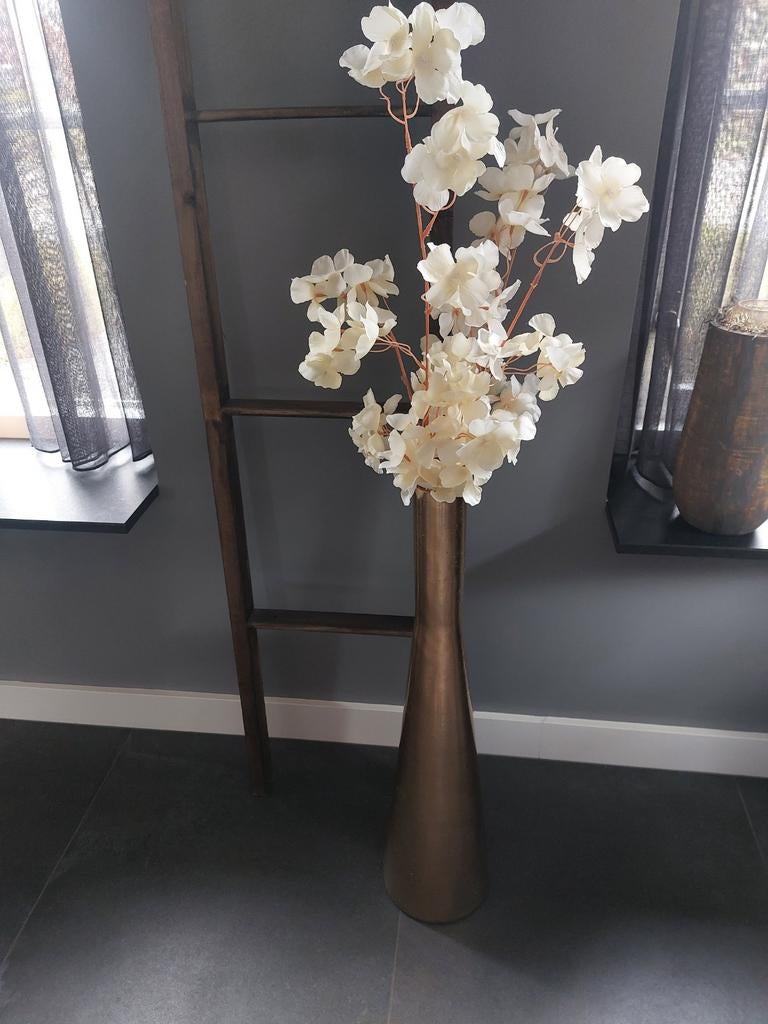 Hoge goudkleurige vaas met kunstbloemen., Huis en Inrichting, Ophalen of Verzenden, Zo goed als nieuw
