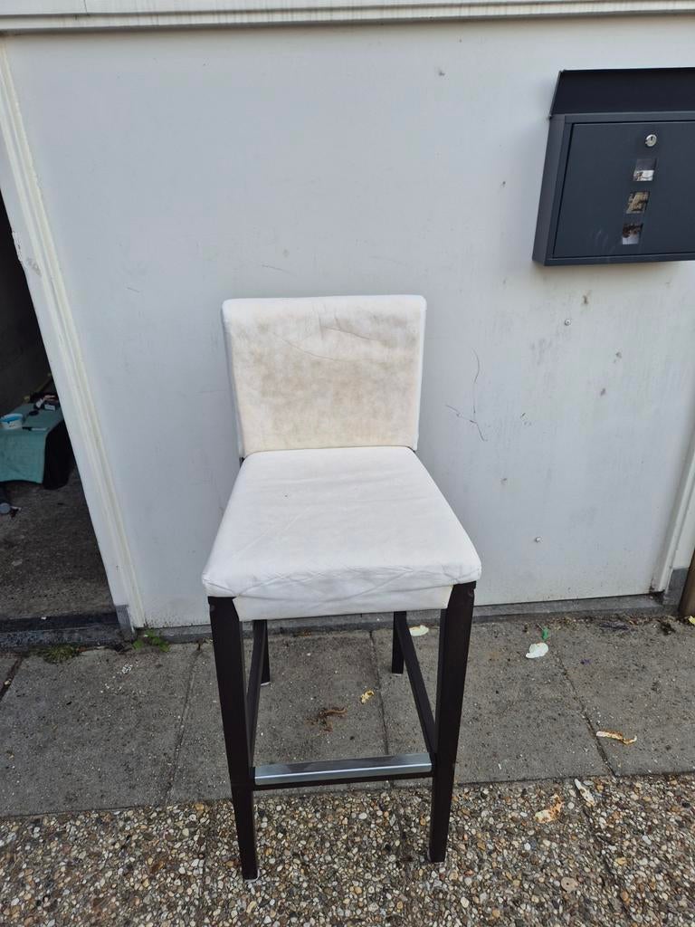 4 IKEA barkrukken met witte hoes (3 goed, 1 doorgezakt), 4 krukken, Ophalen of Verzenden, Gebruikt, 90 cm of meer