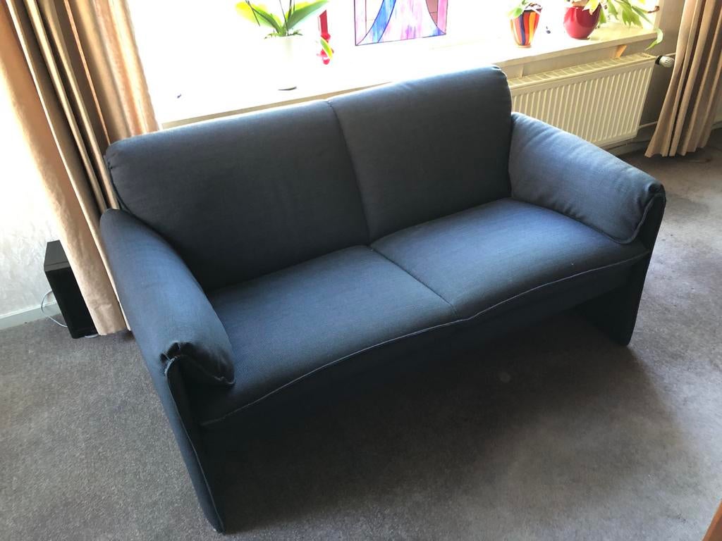 Leolux Bora Bora 2-zits bank, donkerblauwe stof, jaren '80, Huis en Inrichting, Banken | Bankstellen, Ophalen, Gebruikt, Tweepersoons