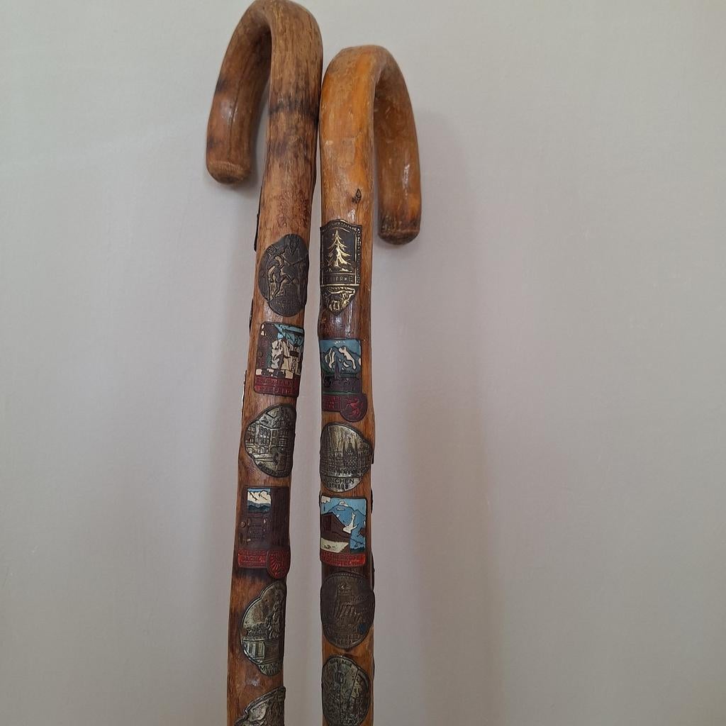 2 oude wandelstokken 34 schildjes, Ophalen