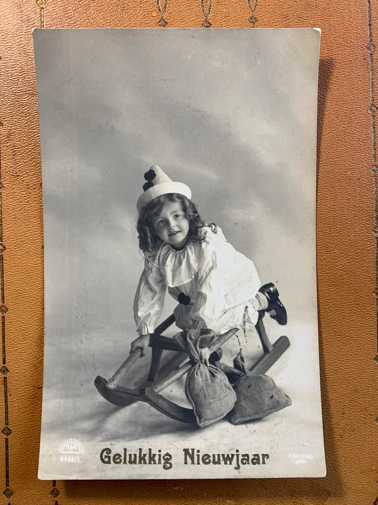 Gelukkig Nieuwjaar - meisje, slee, zakjes geld, pierrot, Verzamelen, Ophalen of Verzenden, Voor 1920, Gelopen, Feest(dag)