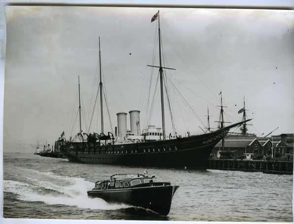 scheepvaart-foto-victoria en albert-trial royal barge/tender, Ophalen of Verzenden, Zo goed als nieuw, Motorboot, Boek of Tijdschrift