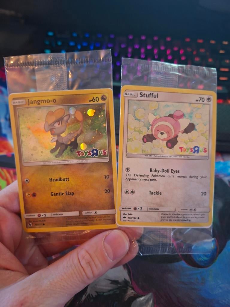 Jangmo-o & Stufful Toys R Us Promo Pokémon Kaarten (VS), Ophalen of Verzenden, Zo goed als nieuw