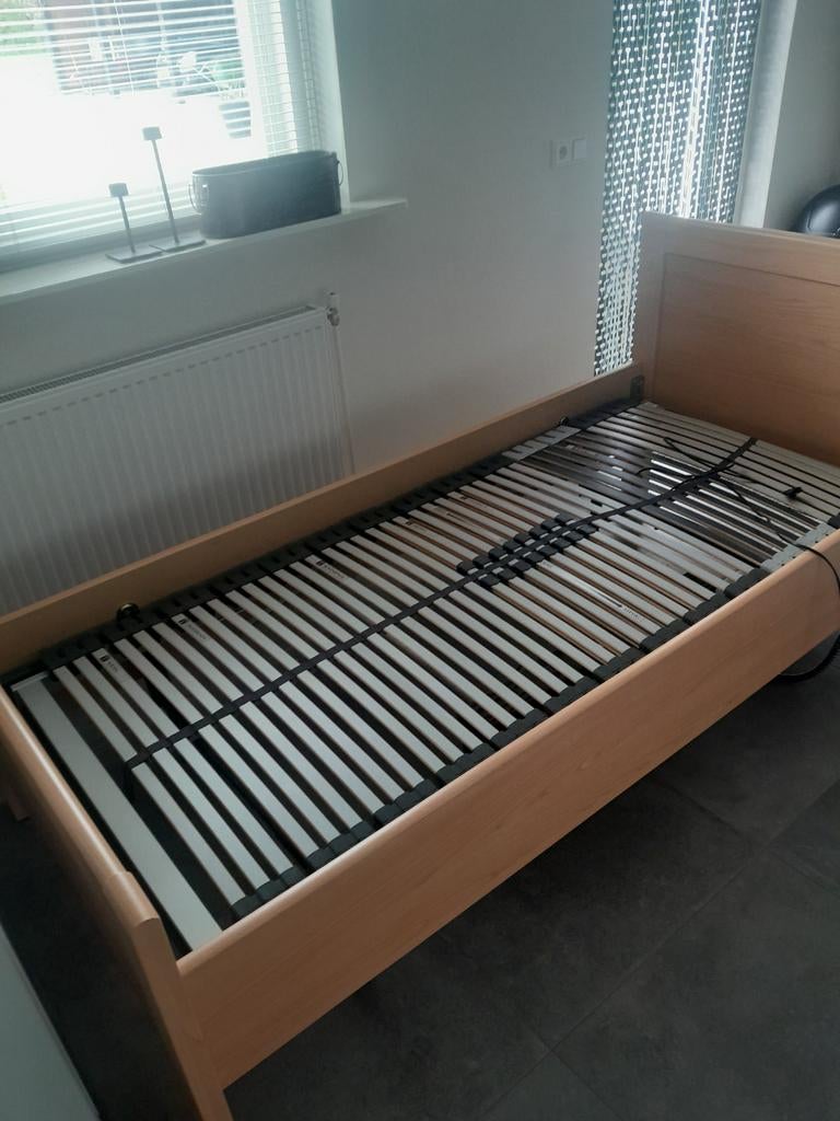 Eenpersoonsbed met elektrisch verstelbare lattenbodem, Huis en Inrichting, Ophalen, 90 cm, Eenpersoons, Hout