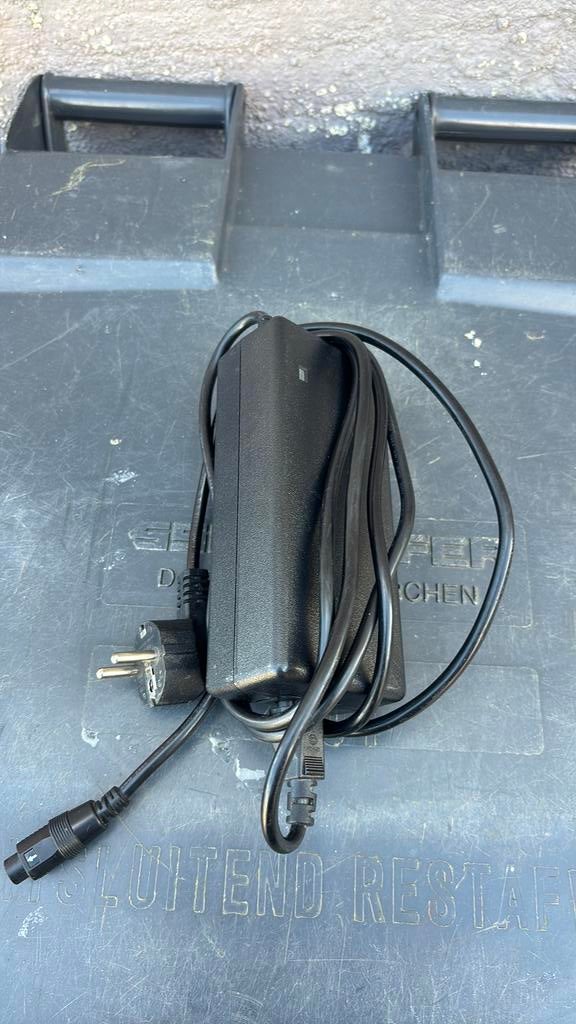 Goed werkende accu lader emotion sparta Batavus, Ophalen, Zo goed als nieuw