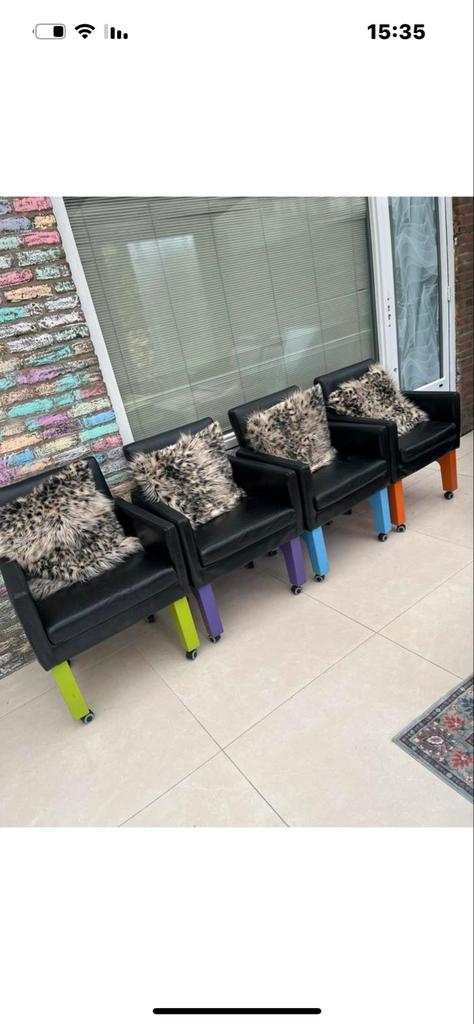Set van 4 zwarte fauteuils met gekleurde poten, Gebruikt, Zwart, Leer, Ophalen of Verzenden