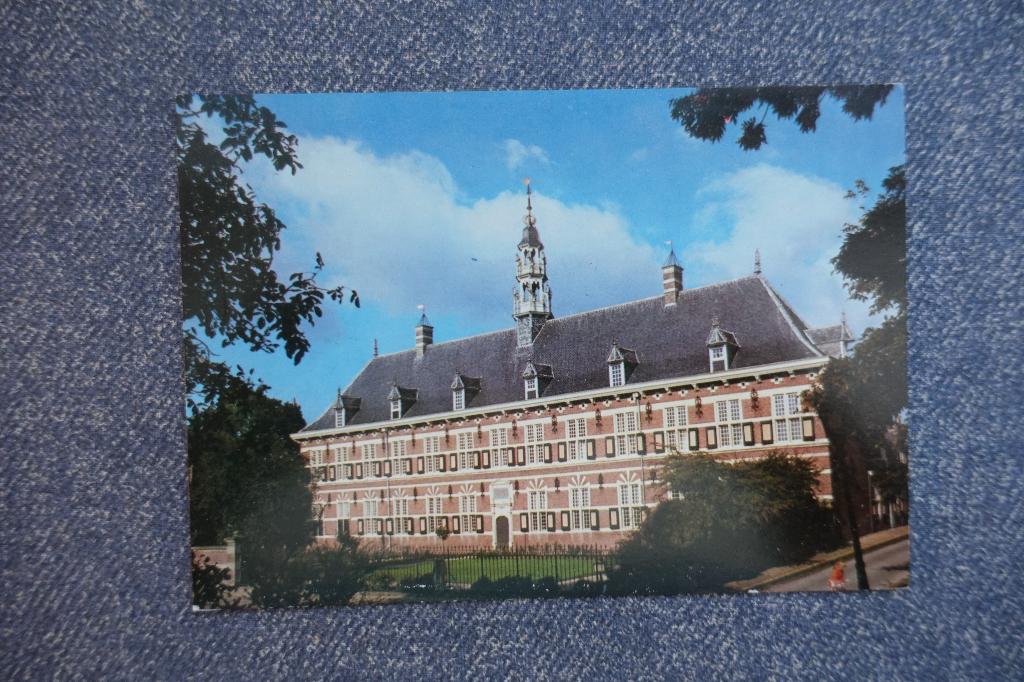 Buren. Weeshuis met Museum Kon. Marechaussee, Verzamelen, Ansichtkaarten | Nederland, Ophalen of Verzenden, 1960 tot 1980, Ongelopen