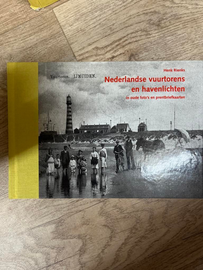 Nederlandse vuurtorens en havenlichten - Henk Rienks, Boeken, Ophalen of Verzenden, 20e eeuw of later, Zo goed als nieuw
