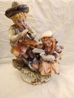 Porseleinen beeldje van spelende kinderen met lam, Antiek en Kunst, Ophalen of Verzenden