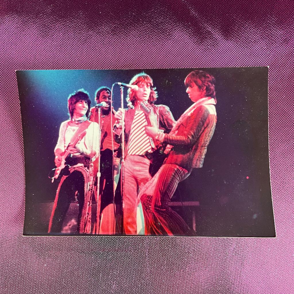 Rolling Stones live foto Jagger, Richards, Wood., Ophalen of Verzenden, 1960 tot 1980, Ongelopen, Sterren en Beroemdheden
