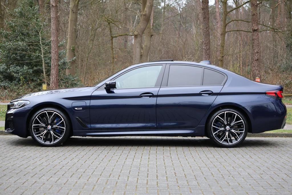 BMW 5-serie 545e xDrive High Executive Edition M-Sport Pro |, Auto's, BMW, Gebruikt, 394 pk, Blauw, Vierwielaandrijving