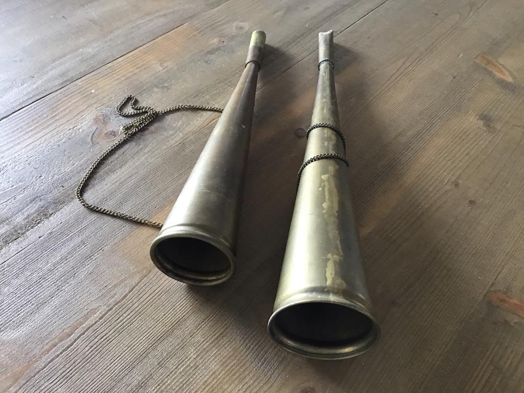 Twee vintage koperen scheepstoeters met ketting, Ophalen of Verzenden