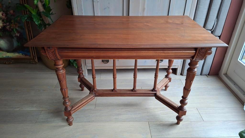 Houten tafel met houtsnijwerk, Ophalen