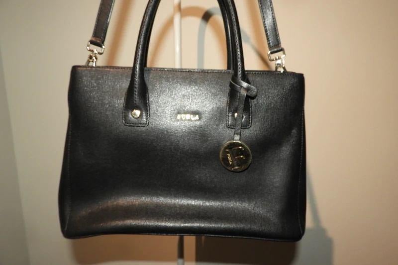 Furla zwarte ruime schoudertas gouden merk hanger eraan, Verzenden, Gebruikt, Zwart, Overige merken