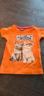 Oranje shirt met katten en 'Willem' maat 104, Ophalen of Verzenden, Gebruikt, Jongen of Meisje, Shirt of Longsleeve