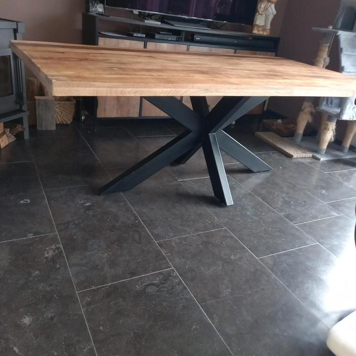 Mango houten eettafel met metalen X onderstel, Huis en Inrichting, Tafels | Eettafels, Zo goed als nieuw, 100 tot 150 cm, 200 cm of meer
