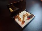 Goud kleurige manchetknopen met rode diamant en dasspeld, Ophalen of Verzenden