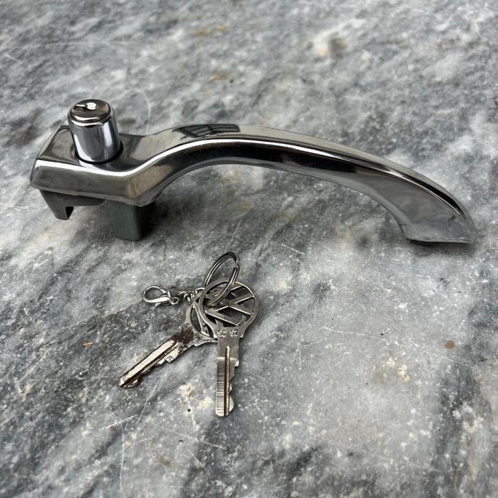 VW Kever 1966-1967 deurgreep 2 originele sleutels chroom, Auto diversen, Auto-accessoires, Gebruikt, Ophalen of Verzenden