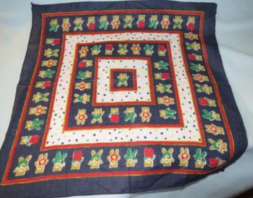 Vintage kindersjaaltje blauw wit met beertjes en hartjes beschikbaar voor biedingen
