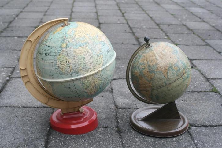 Wereldbol metaal jaren 40 + gratis wereldbol jaren 70, Huis en Inrichting, Woonaccessoires | Wereldbollen, Gebruikt, Verzenden