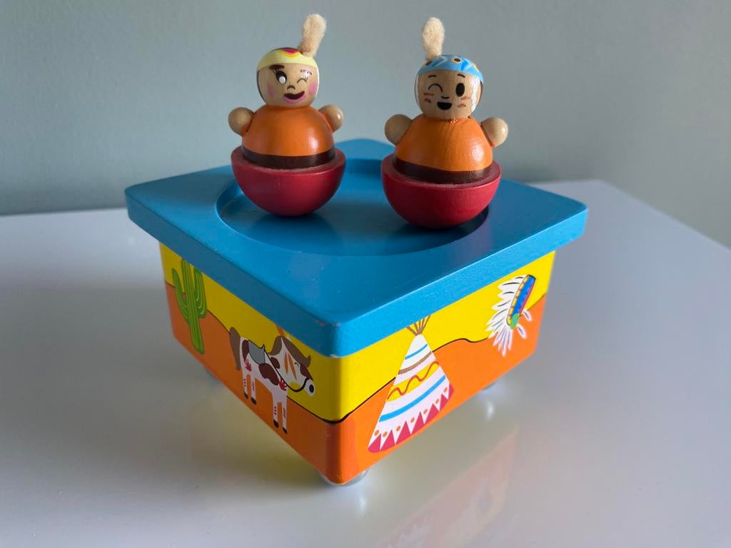 Muziekdoosje met indiaantjes (werkt!), Kinderen en Baby's, Speelgoed | Houten speelgoed, Ophalen of Verzenden, Zo goed als nieuw