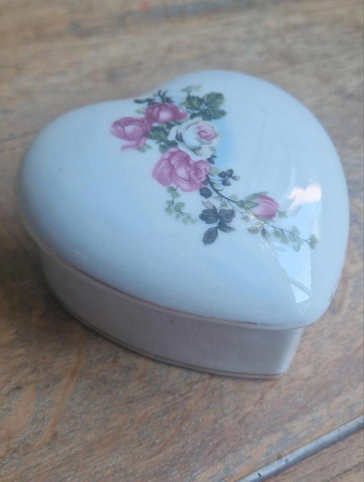 Vintage hartvormig bakje met rozen van Porselein, Antiek en Kunst, Antiek | Porselein, Ophalen of Verzenden