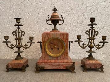 Antieke rood marmeren pendule met kandelaars beschikbaar voor biedingen