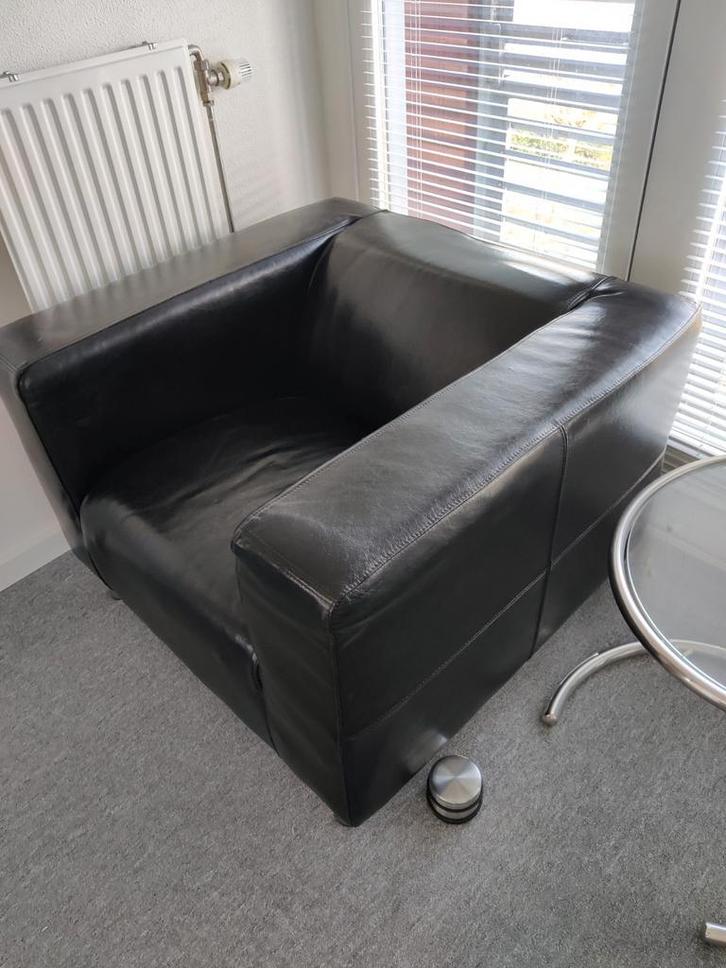 Zwarte lederlook fauteuil op rvs pootjes, Huis en Inrichting, Fauteuils, Gebruikt, Leer, Metaal, 75 tot 100 cm, 75 tot 100 cm