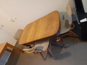 Nostalgische tafel met 3 stoelen  beschikbaar voor biedingen