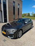 BMW 1-Serie 118i 136pk Aut 2017 Grijs, Auto's, 65 €/maand, 1295 kg, 650 kg, Particulier