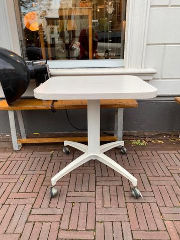 SALE: vintage tafel op wielen, witte kolomtafel beschikbaar voor biedingen