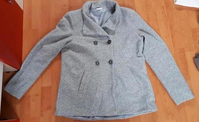 Mooie, niet al te dikke, lichtgrijze winterjas maat 40, Kleding | Dames, Jassen | Winter, Zo goed als nieuw, Maat 38/40 (M), Grijs