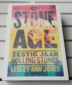 THE STONE AGE. Zestig jaar Rolling Stones, Boeken, Muziek, Lesley-Ann Jones, Gelezen, Artiest, Ophalen of Verzenden