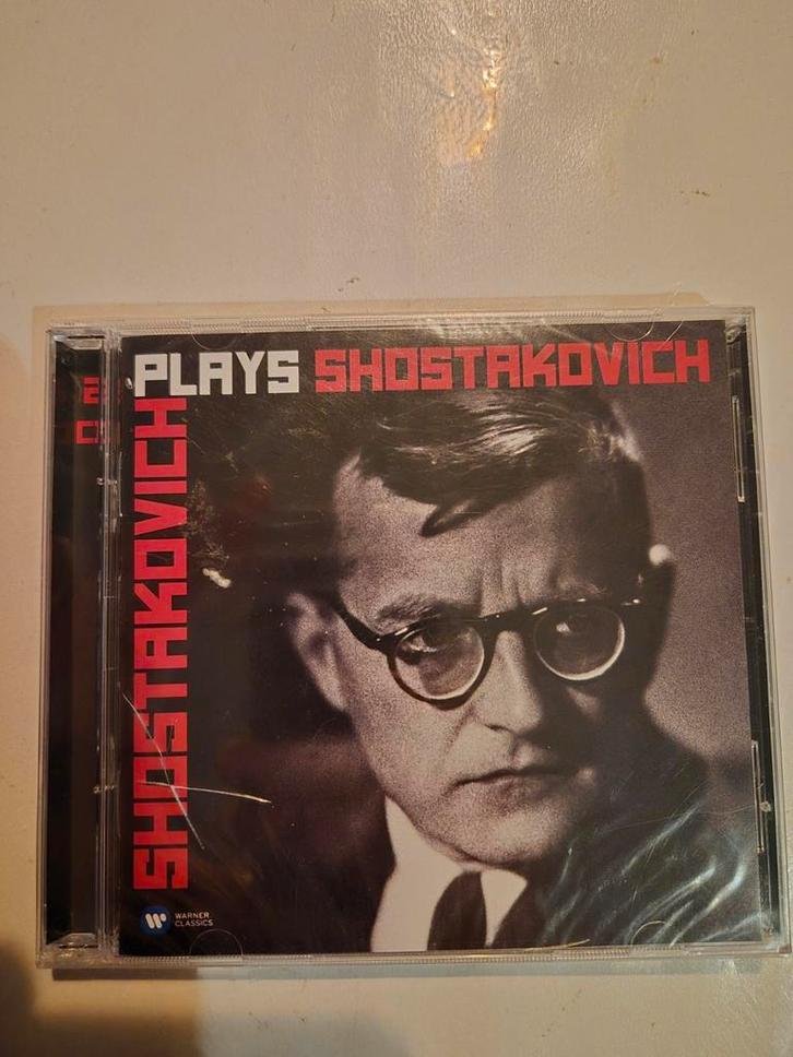 Shostakovich - Plays Shostakovich. Cd. 2015. NIEUW, Cd's en Dvd's, Cd's | Klassiek, Nieuw in verpakking, Overige typen, Modernisme tot heden