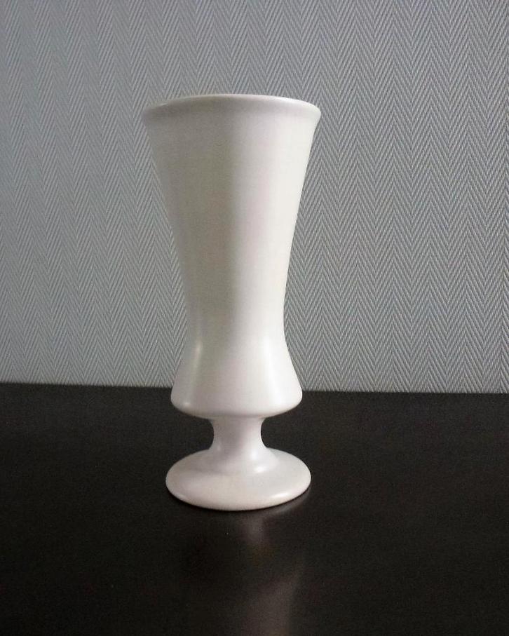 Gouda witte matte gave Vaas Flora Keramiek Gouda ‘80 gemerkt, Antiek en Kunst, Antiek | Porselein, Ophalen of Verzenden