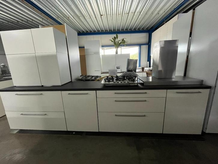 Complete keuken Compleet met APP 120Keukens op voorraad 2812, Huis en Inrichting, Keuken | Complete keukens, Greeploos, Met kookeiland