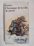 Kadaré - Chronique de la Ville de Pierre, Gelezen, Ophalen of Verzenden, Ismaïl Kadaré, Fictie