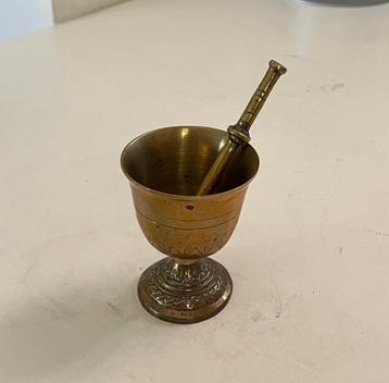 Kleine messing vijzel beschikbaar voor biedingen