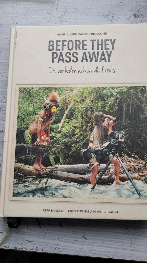 Hannelore Vandenbussche - Before they pass away, Boeken, Reisgidsen, Zo goed als nieuw, Reisgids of -boek, Europa, Capitool, Ophalen of Verzenden