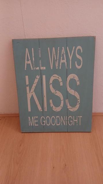 Houten wandtekstbord (50x40 cm.): Always kiss me tonight  beschikbaar voor biedingen